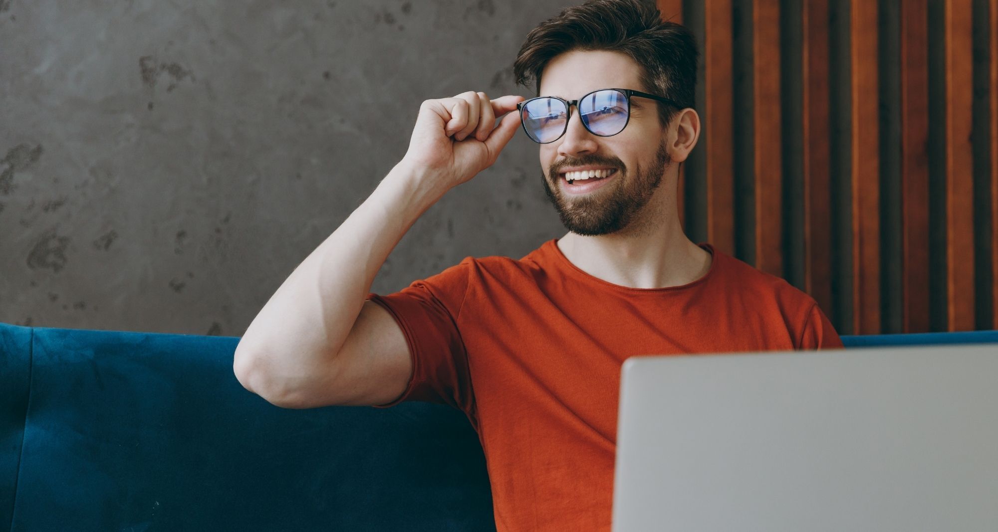 homme devant son ordinateur