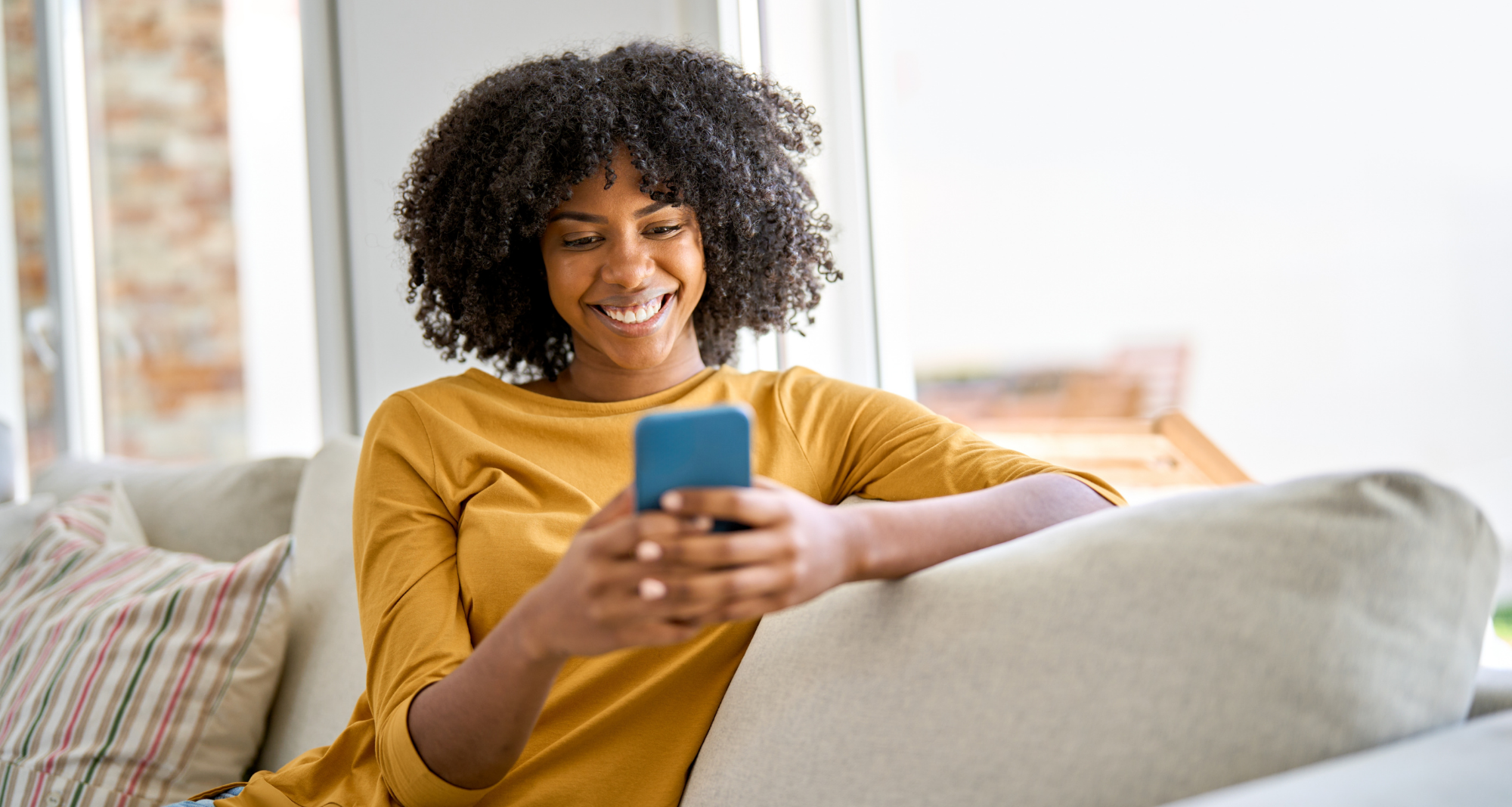 femme qui consulte son téléphone