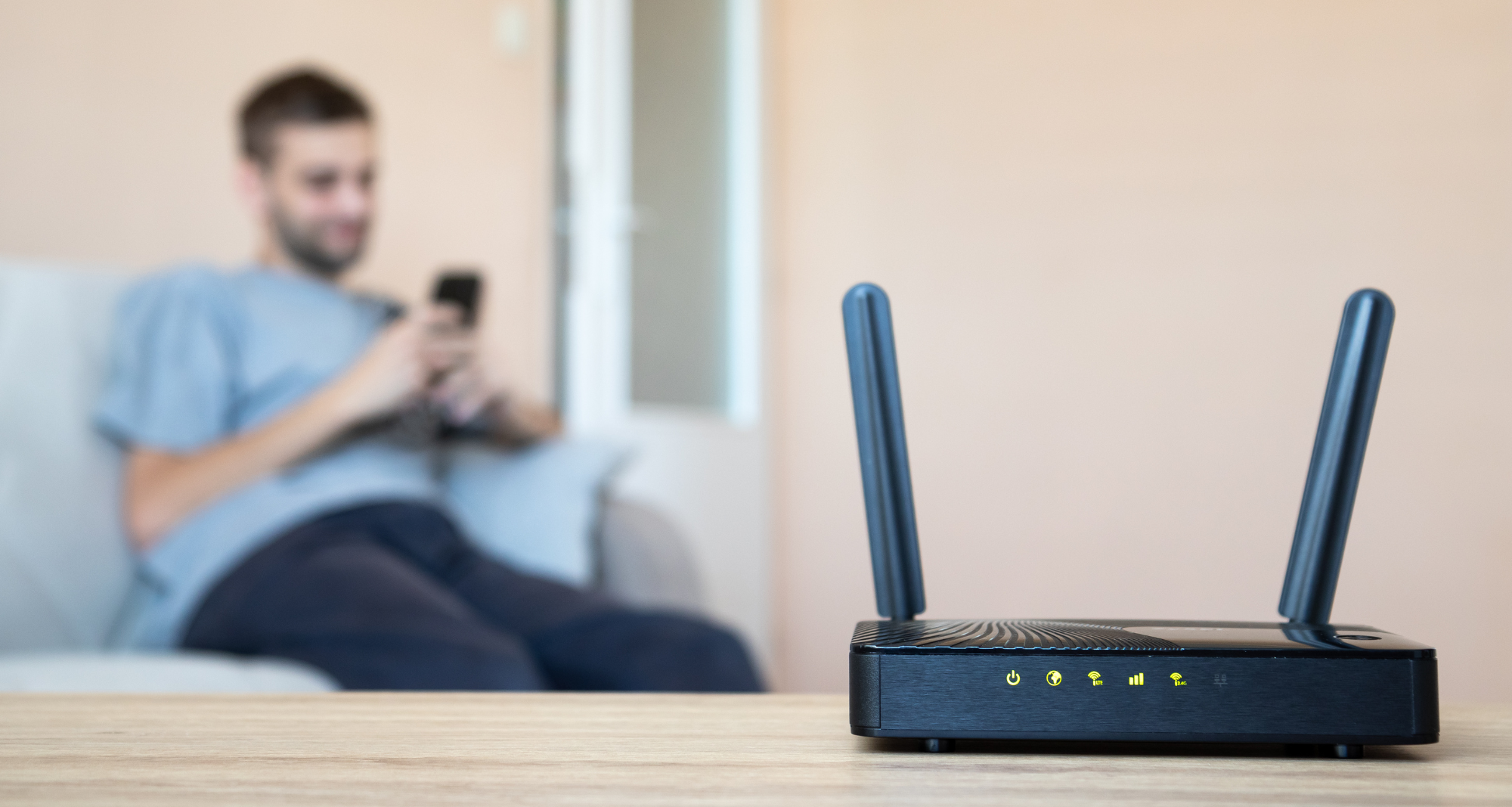 Une personne ayant un bon signal wi-fi dans sa maison