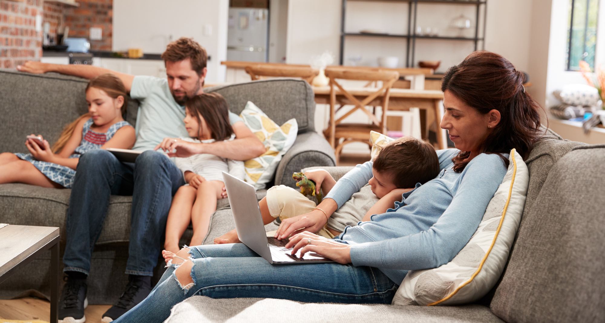 Famille utilisant internet haut débit à la maison