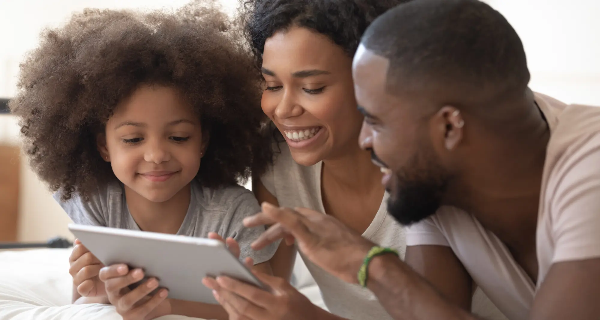 une famille en train d'utiliser une tablette