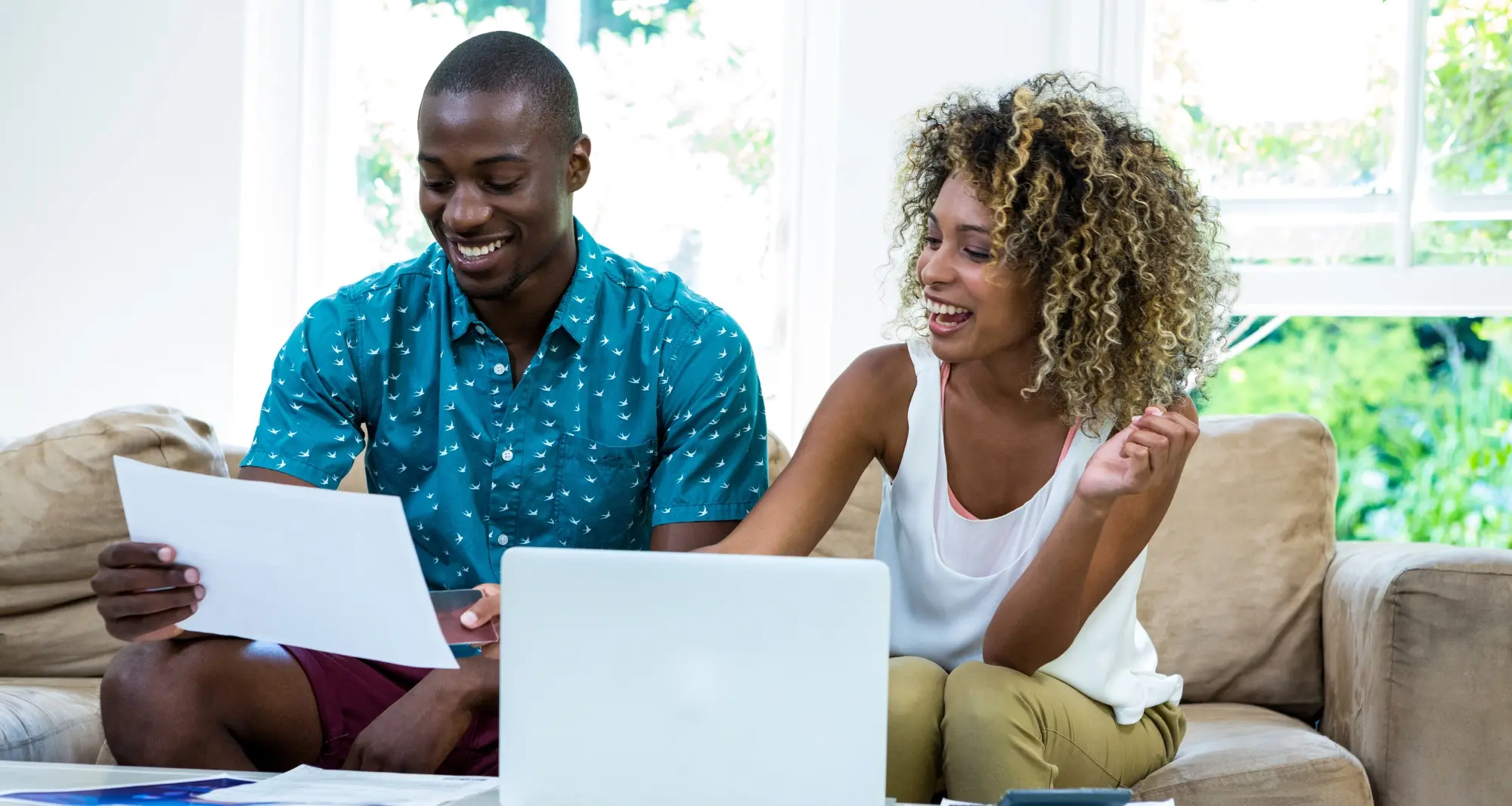 deux personnes travaillant ensemble sur leurs ordinateurs