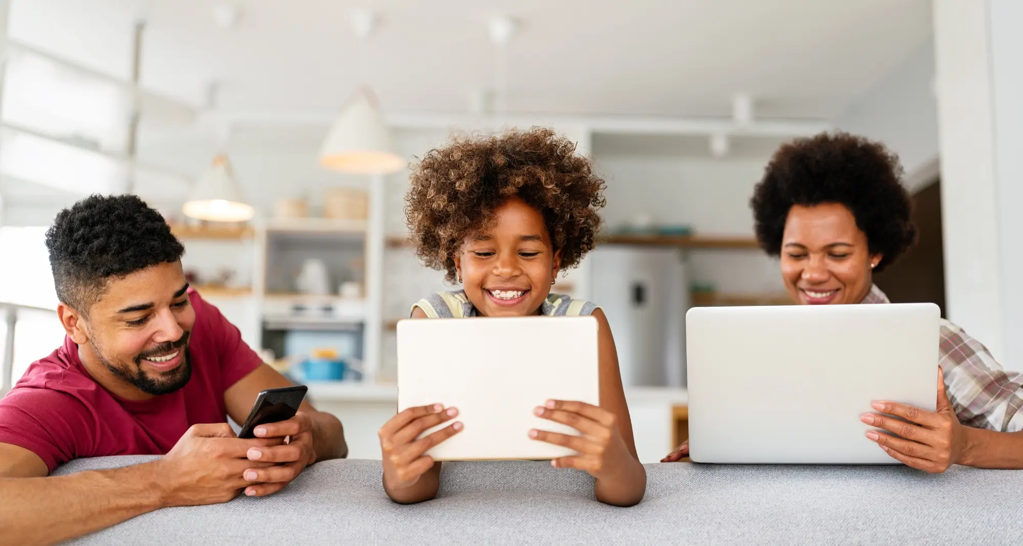 une famille utilisant des appareils électroniques