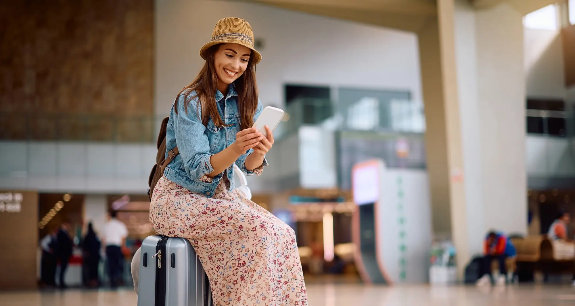 une femme utilisant son téléphone en voyage