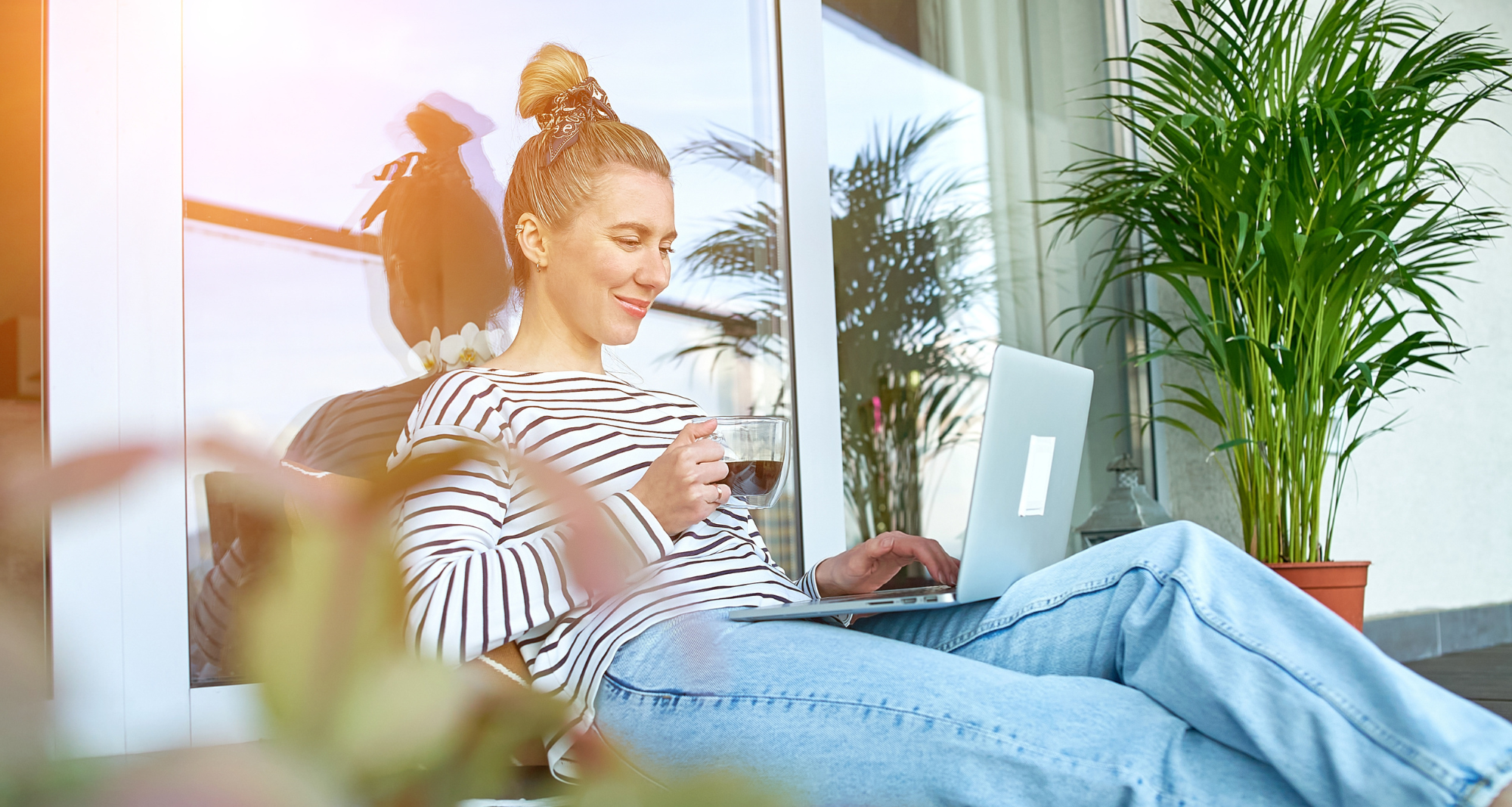 femme qui consulte un ordinateur