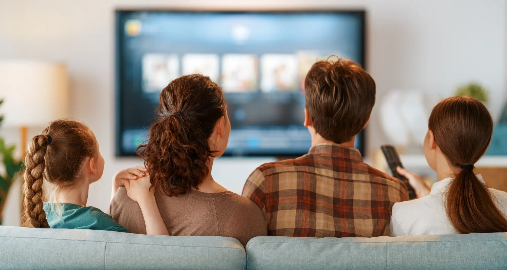 une famille regarde la télévision ensemble