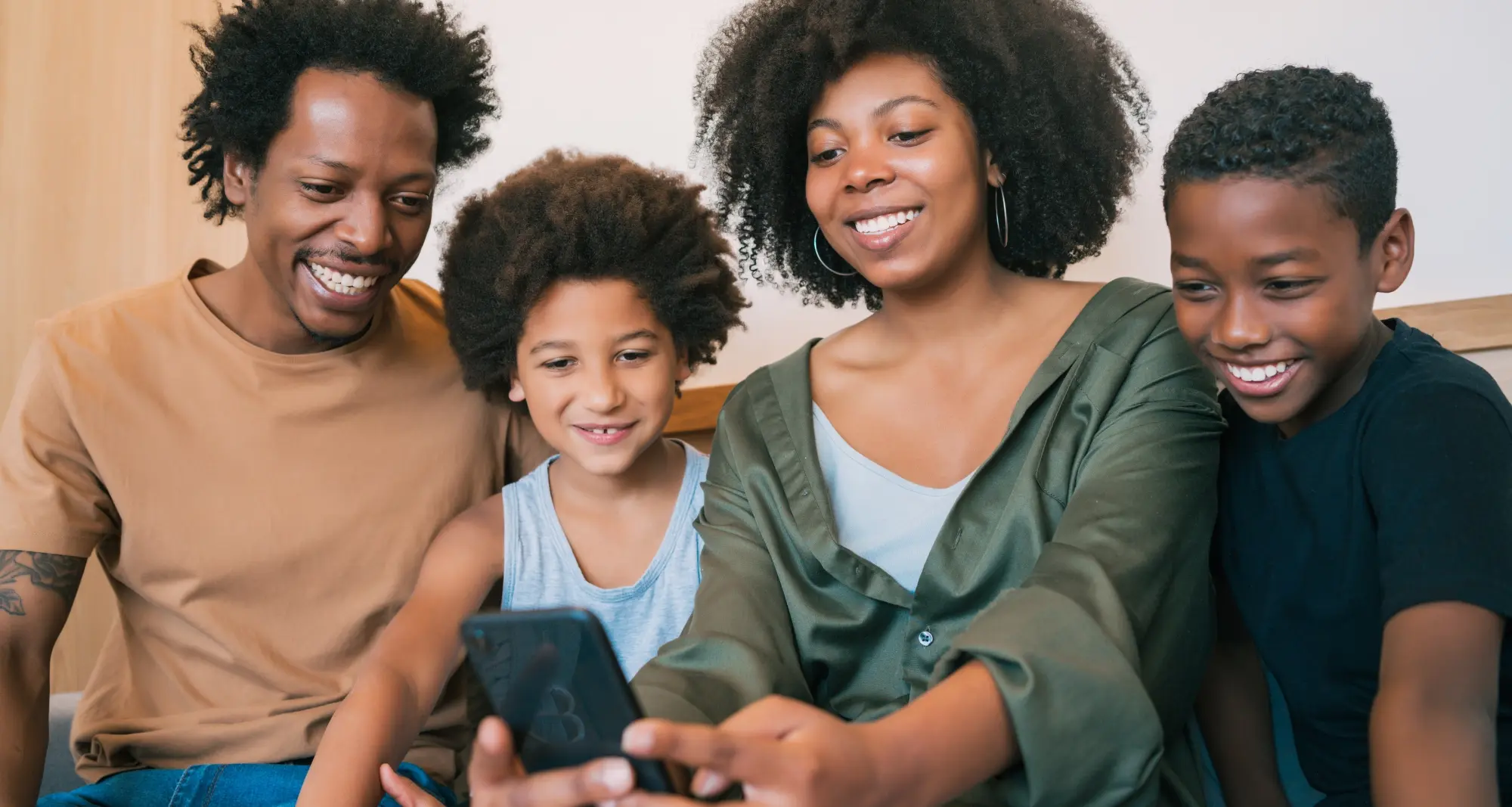 une famille avec la mère utilisant un téléphone