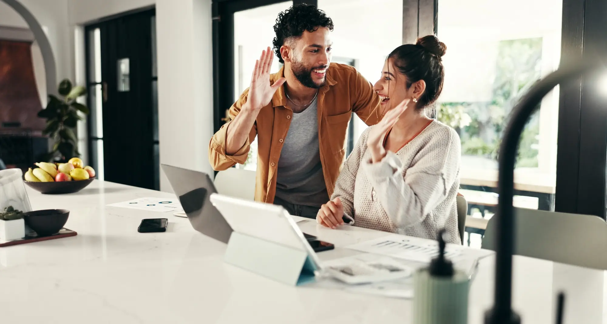 deux personnes travaillant ensemble 