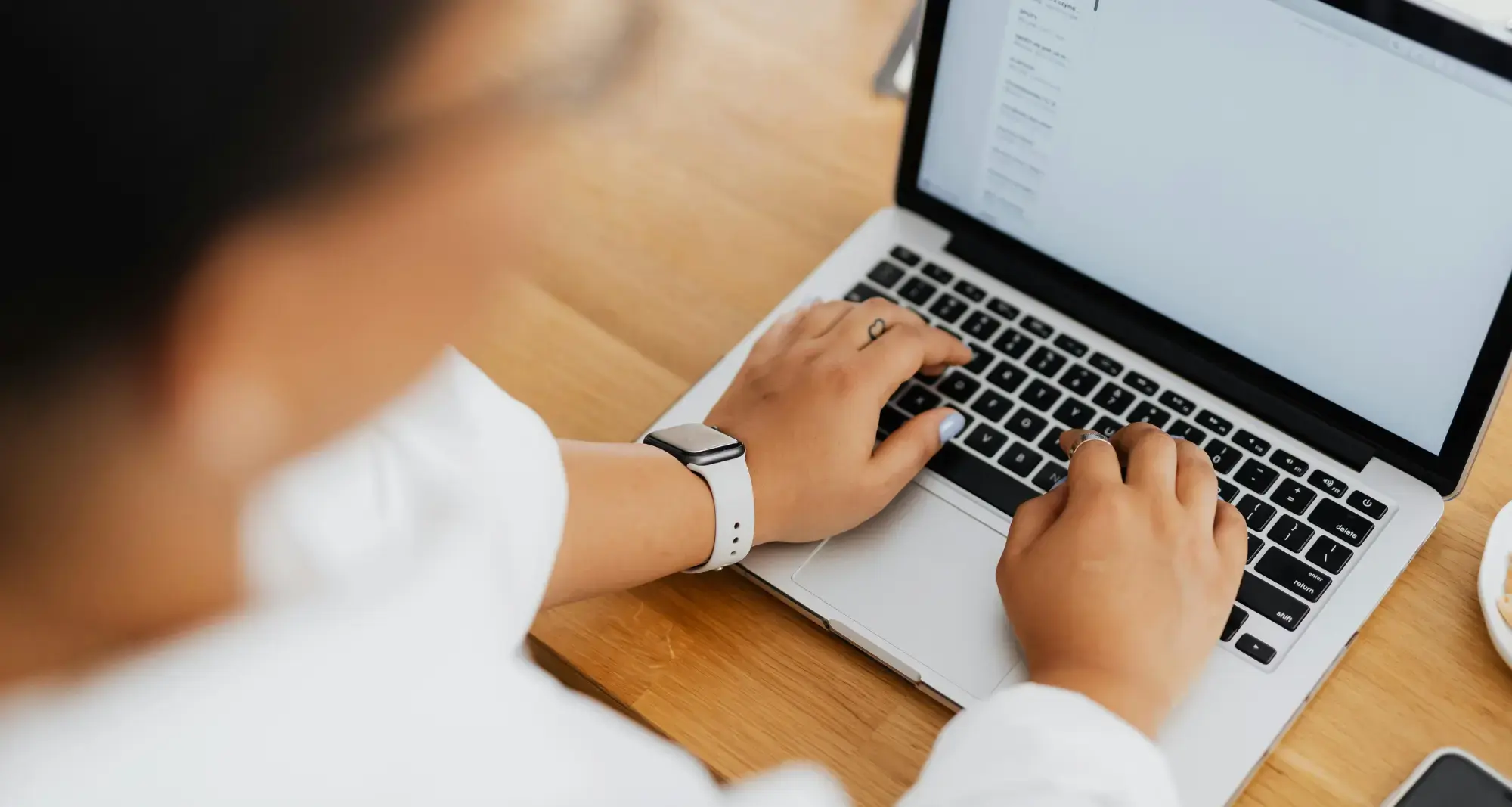 une personne devant son ordinateur