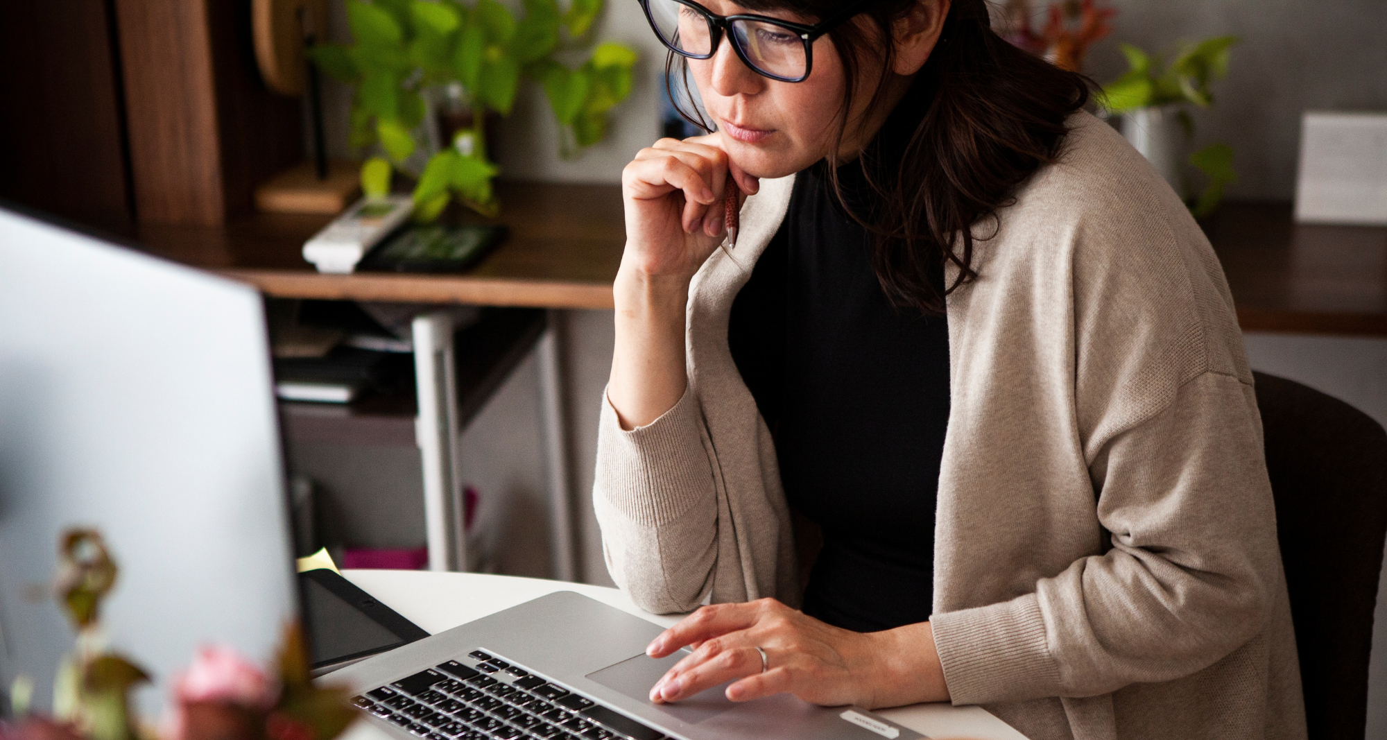 une femme qui consulte son ordinateur 
