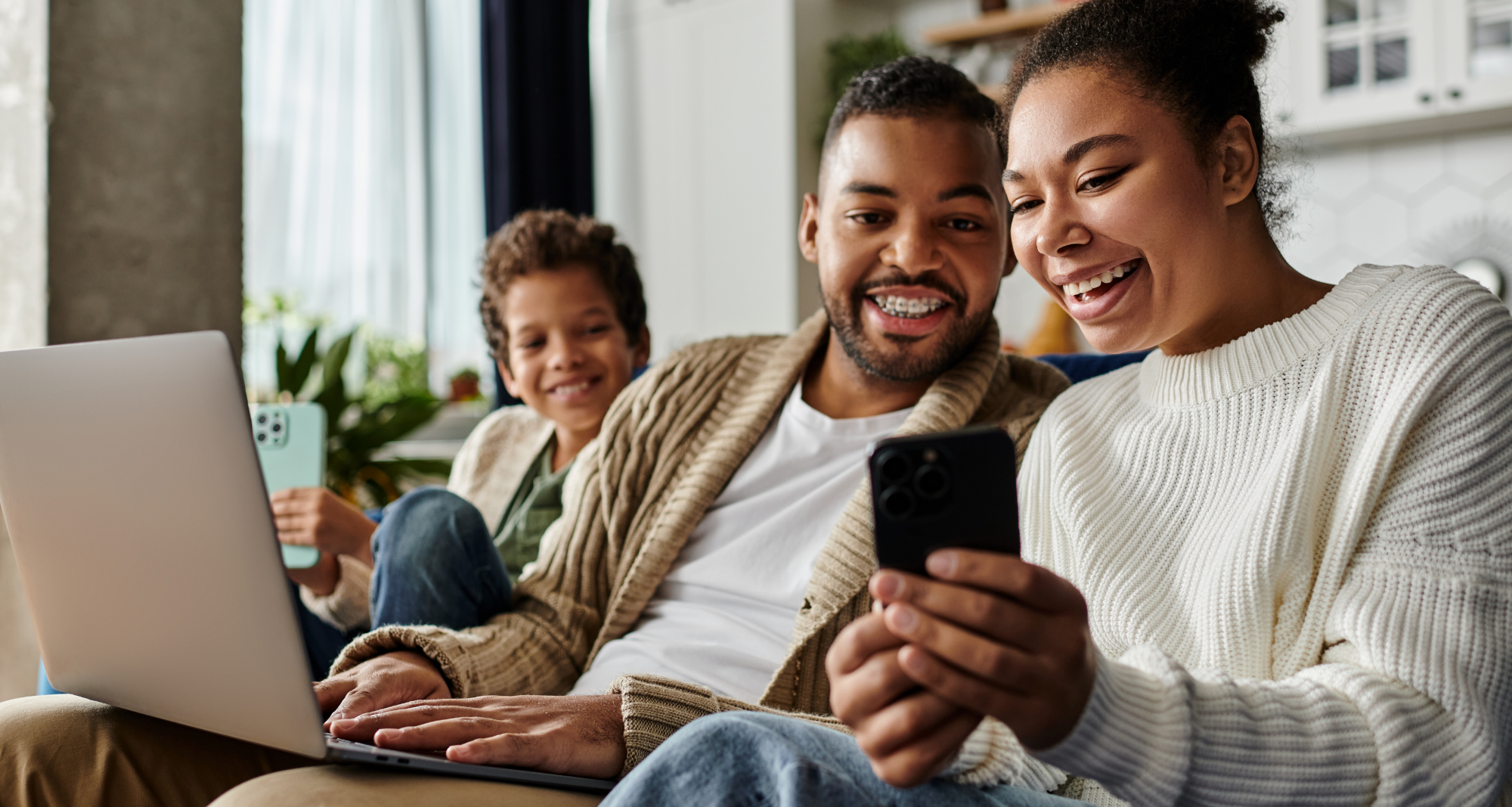famille qui consulte un écran de téléphone