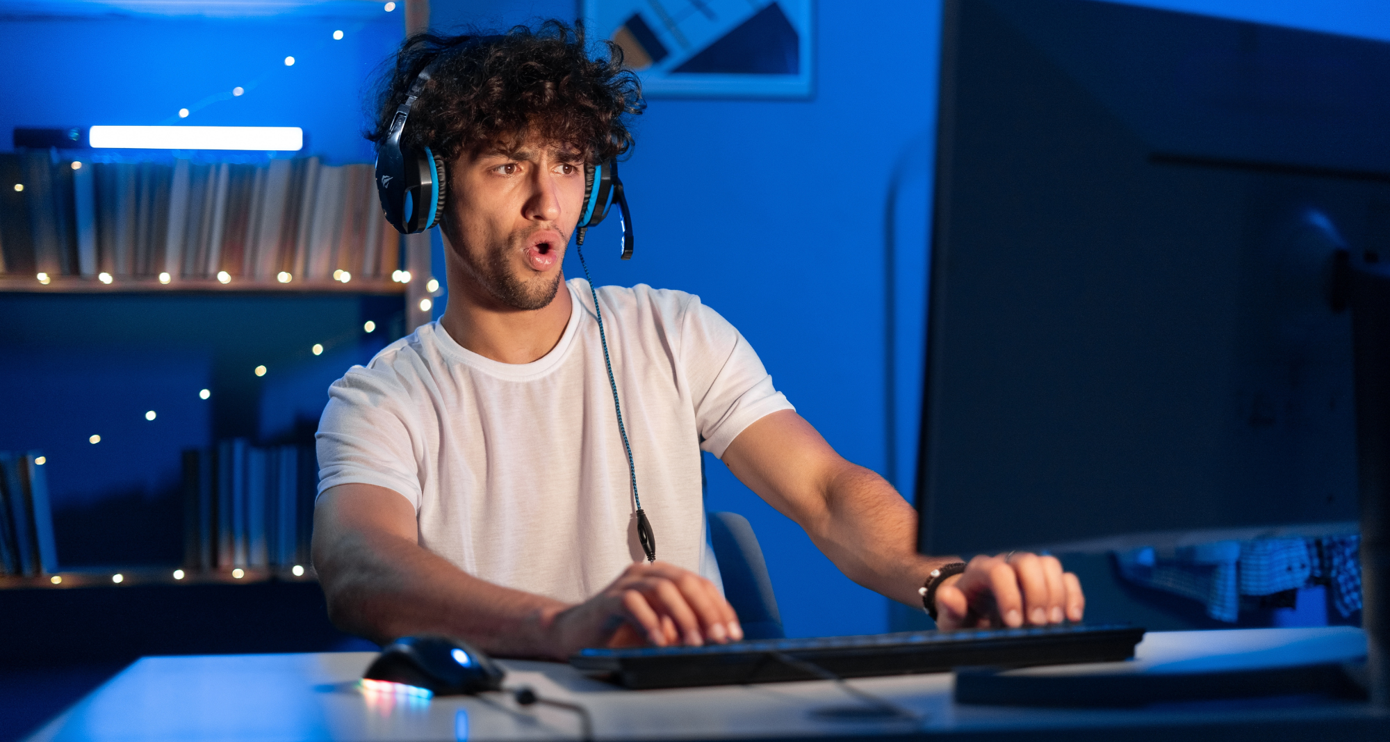 un jeune homme qui joue au jeu vidéo sur son ordinateur 