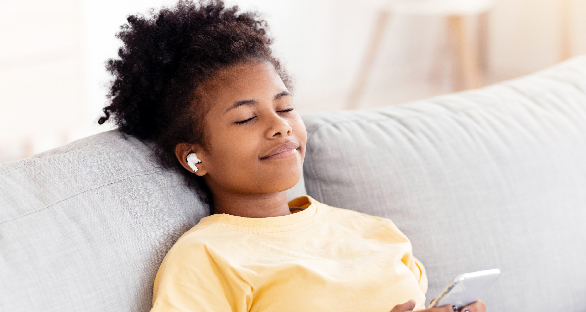enfant serein avec son téléphone