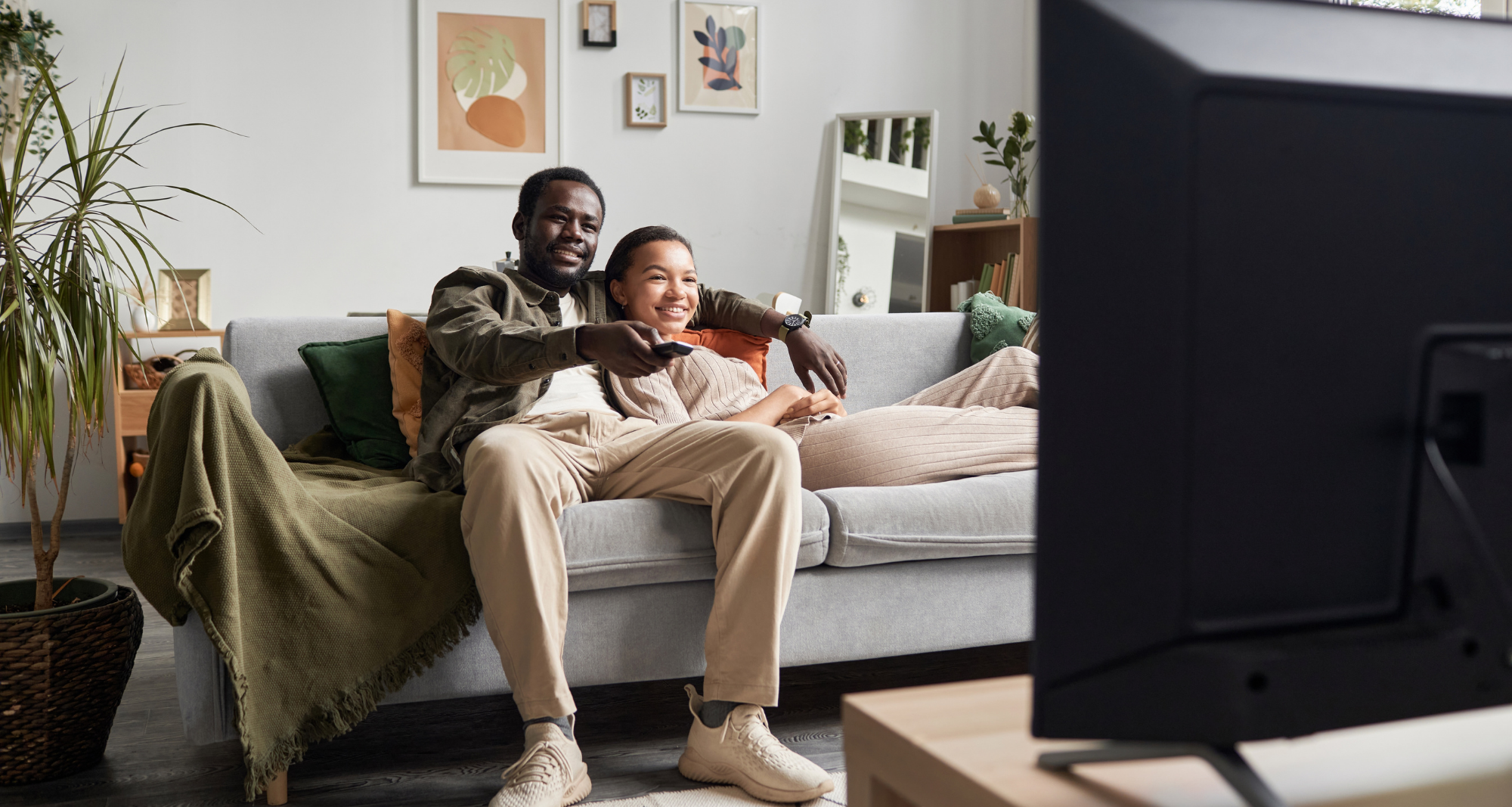 couple qui regarde la tv 