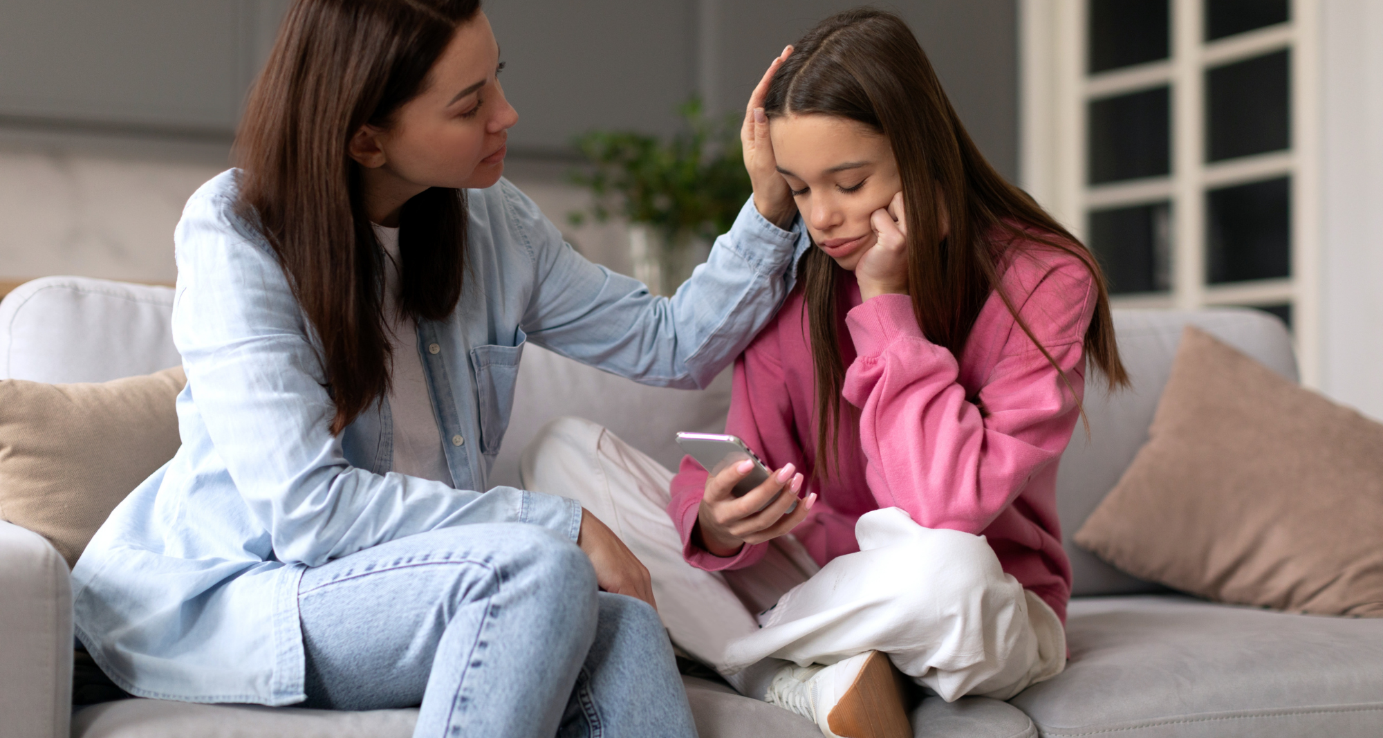 enfant et parent inquiets devant téléphone