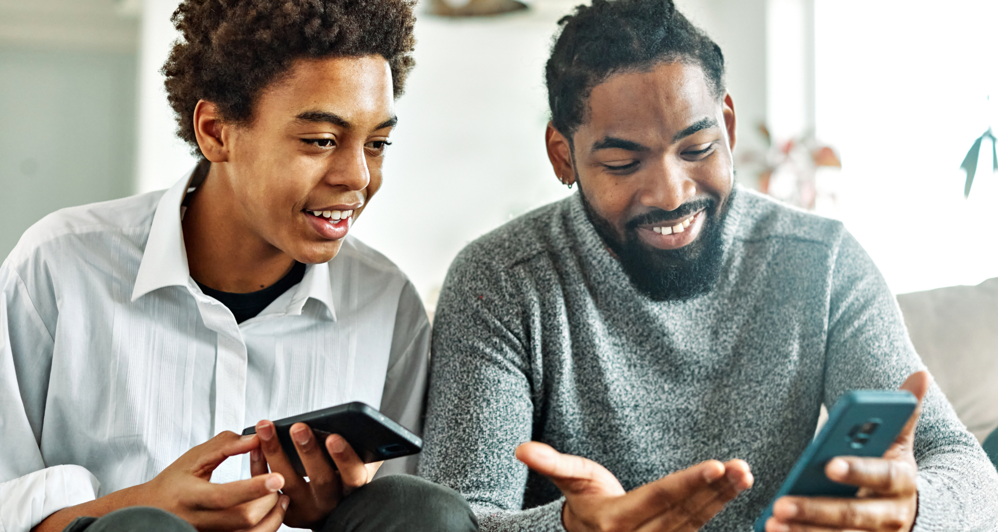 adolescents avec téléphone