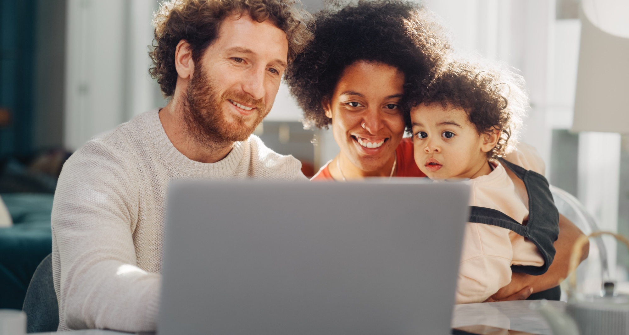 famille zeop devant son ordinateur